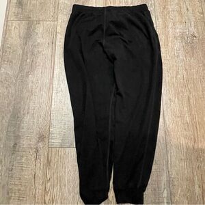 Vuori Women’s Black sweat pants. Item # 11240
